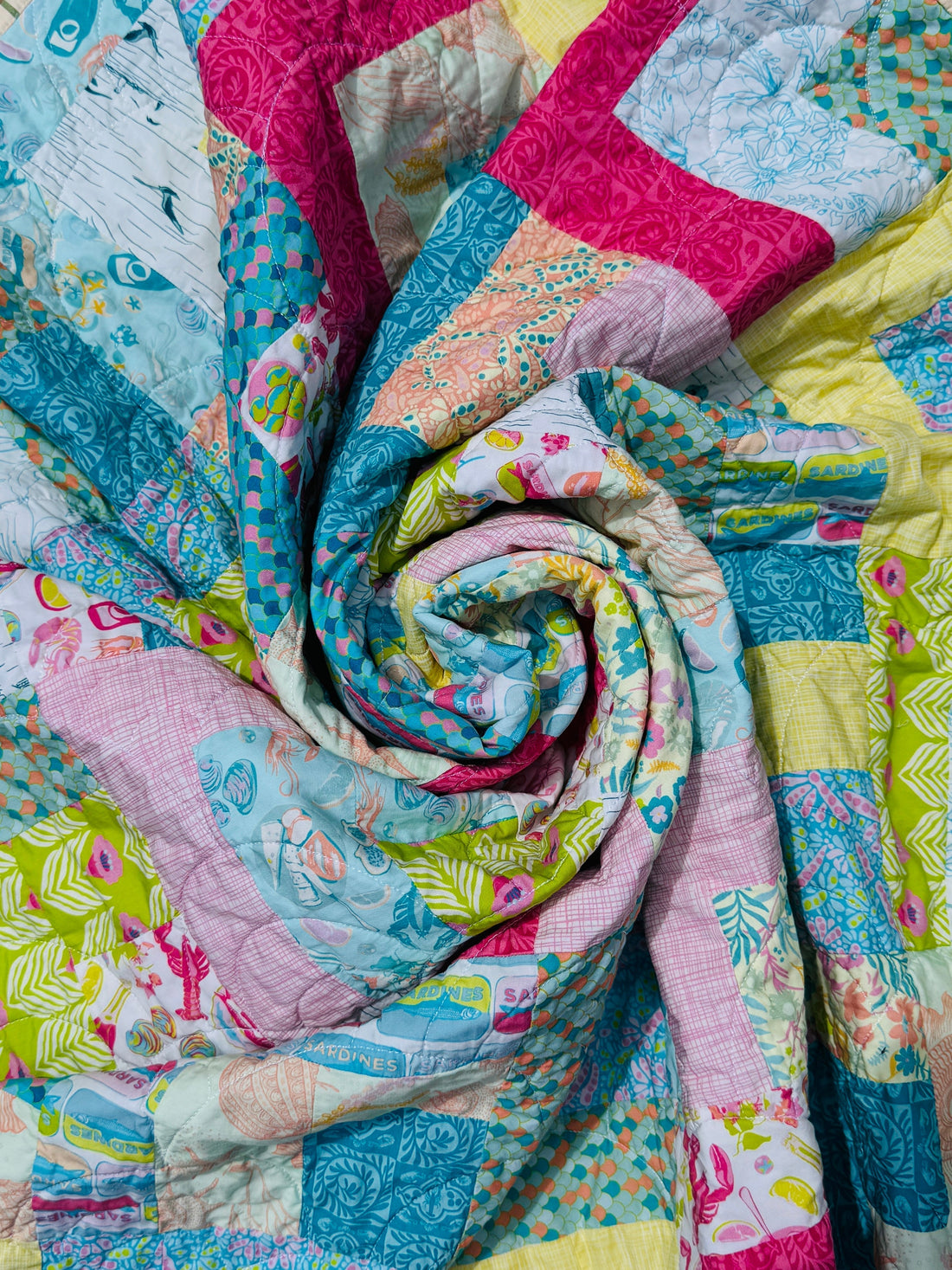 Layer Cake Log Cabin Quilt Tutorial - Beginner Friendly Free Quilt Pattern!